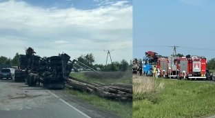 Naczepa przewróciła się na drogę. Wysypało się drewno. Utrudnienia!