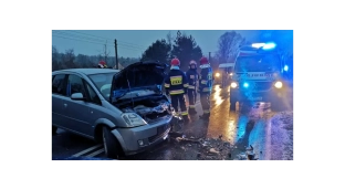 Czołówka w Starym Górniku. Na drogach bardzo ślisko