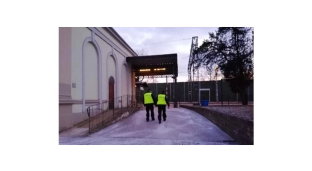 Bezdomny leżał na parkingu. Nie bądźmy obojętni w zimie