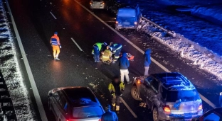 Wypadek na A4. Kierowca jednego z pojazdów wyleciał przez szybę