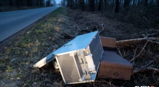 Wyrzucił śmieci przy głównej drodze. Szukamy sprawcy!