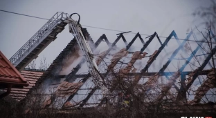 Spłonęło pomieszczenie gospodarcze. 40 strażaków walczyło z pożarem