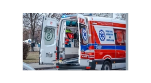 Brakowało karetek. Na miejscu pojawiła się straż pożarna i LPR. Kobieta zmarła.