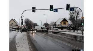 Wjechał w latarnię, są niewielkie utrudnienia