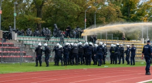 Mecz w Oławie przerwany. Powodem zachowanie pseudokibiców [ZDJĘCIA]