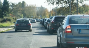 Długie kolejki do punktu wymazu COVID. Niektórzy próbują wjeżdżać poza kolejnością