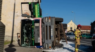 Samochód ciężarowy przewrócił się na drodze. Utrudnienia w ruchu