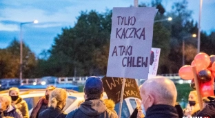 "Moje ciało, mój wybór". Mieszkańcy ponownie na ulicach Jelcza-Laskowic [VIDEO] [GALERIA]