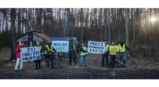 Zablokowali polowanie. Spacerowali i sprzątali las [ZDJĘCIA]