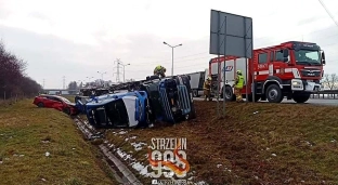 Laweta z autami wpadła do rowu