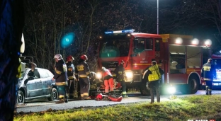 Poważny wypadek. Osobówka wbiła się w kombajn [ZDJĘCIA]