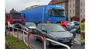 Utrudnienia na Wiejskiej. Zderzyły się dwa samochody