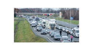 Chciał odpocząć na poboczu autostrady. Na miejscu pojawiły się wozy strażackie