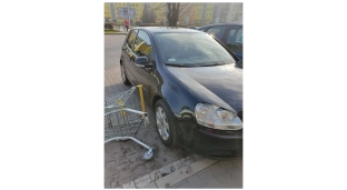 Mieszkanka ostrzega! Na parkingu ktoś wjeżdża wózkiem w samochody