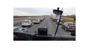 Niebezpieczna niedziela na autostradzie i korytarz życia