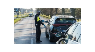 Policja kontroluje podróżujących. Posypały się mandaty