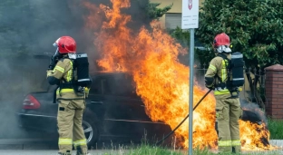 Pożar mercedesa. Akcja straży pożarnej