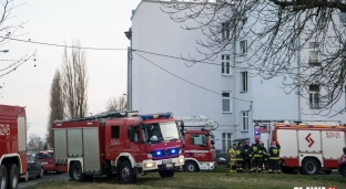 Dym wydobywał się spod podłogi. Interweniowała straż pożarna