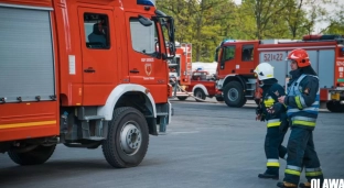 Duży pożar hali. Pracownik utknął na wysokim silosie [GALERIA]