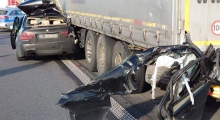 Śmiertelny wypadek na autostradzie. Droga jest zablokowana