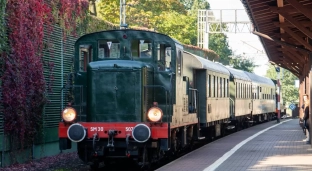 Podróżowali zabytkowym pociągiem