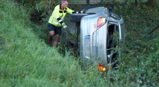 Wjechał do przydrożnego rowu, zatrzymał się na płocie