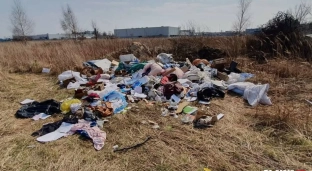 Jelcz-Laskowice: Sterta śmieci, w tym ważne dokumenty