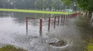 Zalany stadion miejski i garaże, straż walczy z wodą