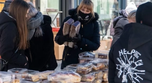 Tysiąc pojemników ciast dla Klaudii. Trwa kiermasz pod Ratuszem