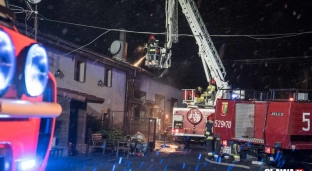 Pożar zabudowań w Domaniowie. Ewakuacja budynku