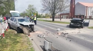 Czołowe zderzenie na Oławskiej. Droga zablokowana