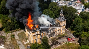 Płonie pałac na Kukułczej w Jelczu-Laskowicach! [GALERIA] [VIDEO]