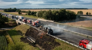 Pożar ciężarówki na A4. Ogień przedostał się na pola