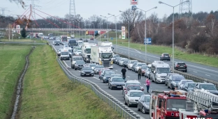 Duże korki na A4. Samochody jadą przez Oławę