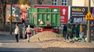 Utrudnienia na Kutrowskiego. Wysypały się ziemniaki