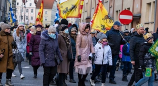 Orszak Trzech Króli: Korowód kolędników na ulicach Oławy