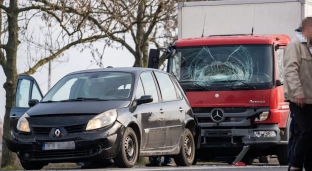 Zderzenie samochodów i motocykla. Są utrudnienia w przejeździe!