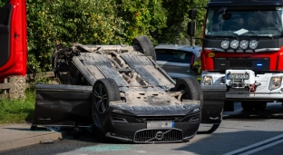 Wypadek w Godzikowicach. Jeden z pojazdów dachował