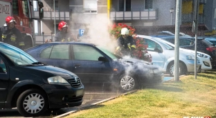 Pożar samochodu na parkingu w Oławie