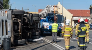 Trwa usuwanie ładunku, który przewoził samochód ciężarowy