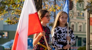 My zostajemy! Manifestacja przeciw polexitowi na oławskim Rynku