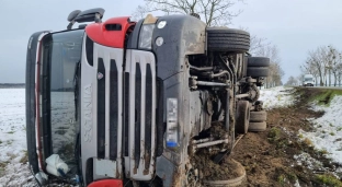 Samochód ciężarowy wpadł do rowu. Utrudnienia w ruchu