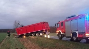 Wpadł w poślizg, zjechał do rowu