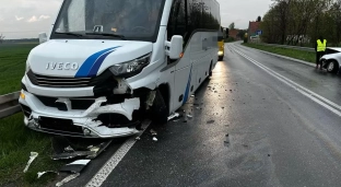 Bus z piłkarzami zderzył się z osobówką