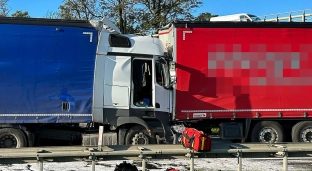 Zderzenie samochodów ciężarowych. Autostrada jest zablokowana