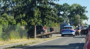 Nieprawidłowo zabezpieczony samochód spowodował wypięcie przyczepy