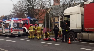 Potrącenie mężczyzny przez samochód ciężarowy. Ruch wahadłowy