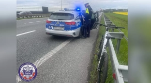 Rowerem po autostradzie. To miał być prezent dla wnuka