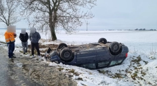 Ślisko na drogach. Musiała interweniować straż i policja