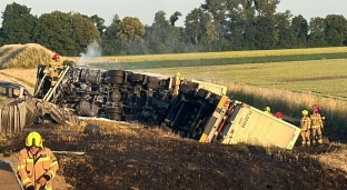 Autostrada A4. Ciężarówka wpadła do rowu i zapalił się